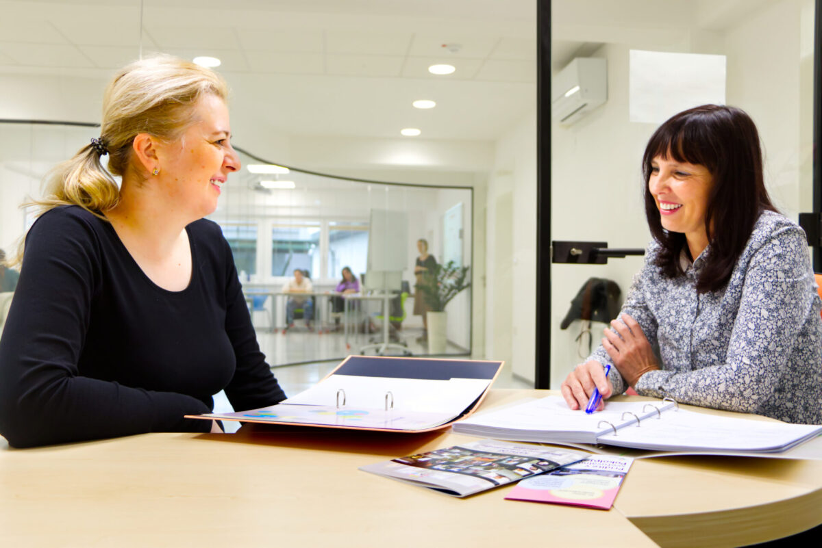 Svetovalka in odrasla v pogovoru med svetovanjem.