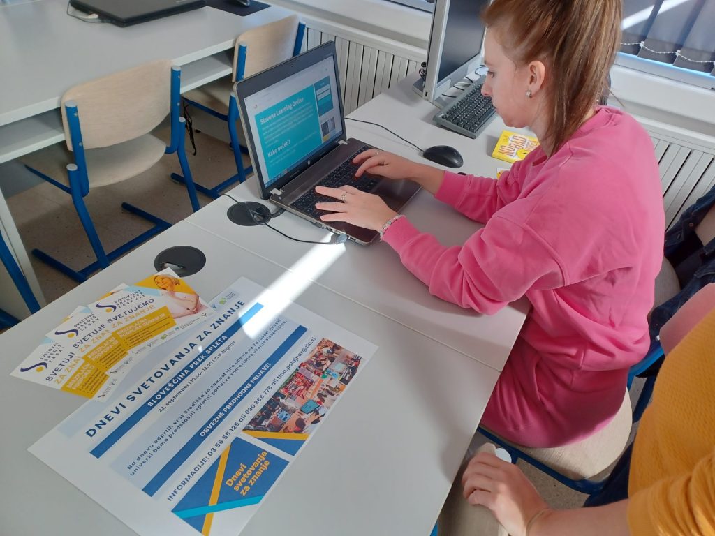 Fotografija mlajše odrasle med delom z namiznim računalnikom.