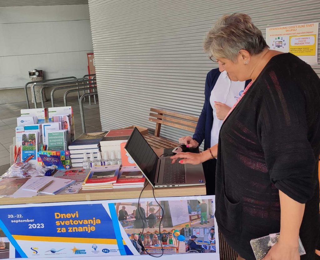 Obiskovalka ob promocijski stojnici