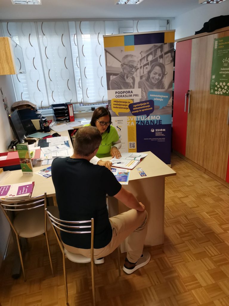 Svetovalka in odrasli med svetovanjem.