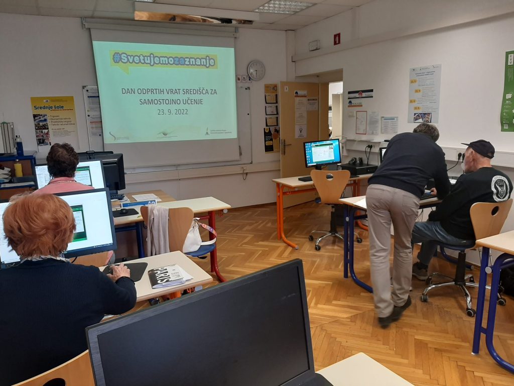 Skupina odraslih med učenjem v Središču za samostojno učenje.