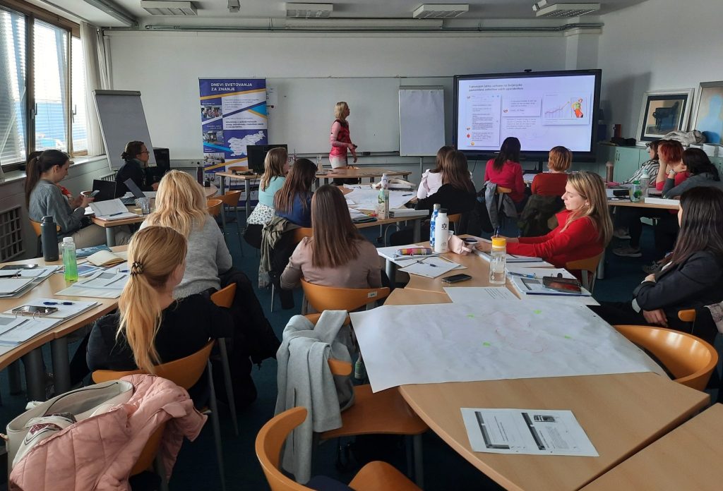 Predavateljica pred skupino