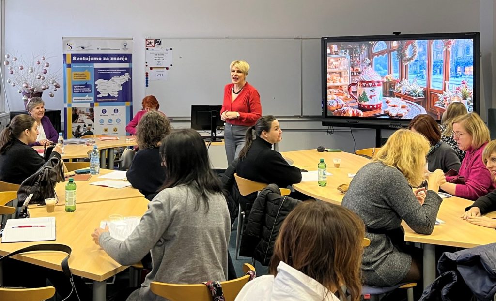 Fotografija strokovne sodelavke med predstavitvijo na delavnici